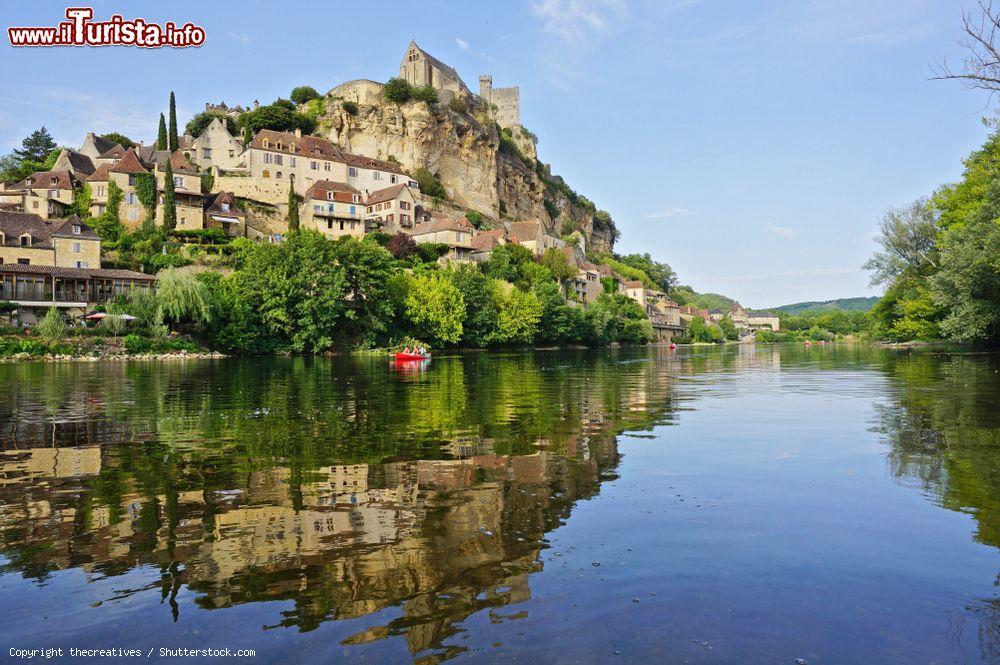 Immagine Il villaggio di Beynac-et-Cazenac riflesso sul fiume Dordogna - © thecreatives / Shutterstock.com