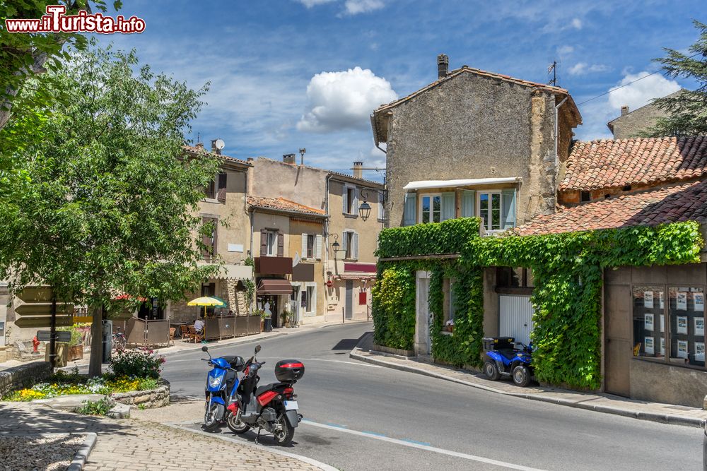 Immagine Il villaggio di Bonnieux, Provenza, Francia. Situato sul versante nord del Luberon, questo borgo arroccato si trova di fronte a quello di Lacoste.