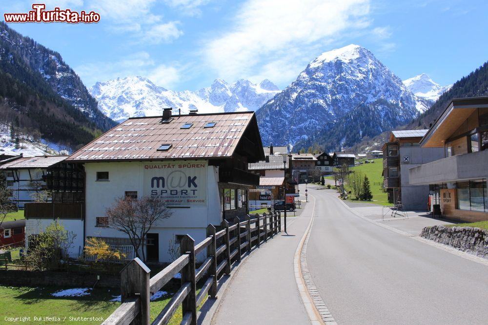 Immagine Il villaggio di Brand nel distretto di Bludenz, Austria. Situato a 1036 metri di altezza, questo grazioso borgo ospita meno di 800 abitanti - © RukiMedia / Shutterstock.com