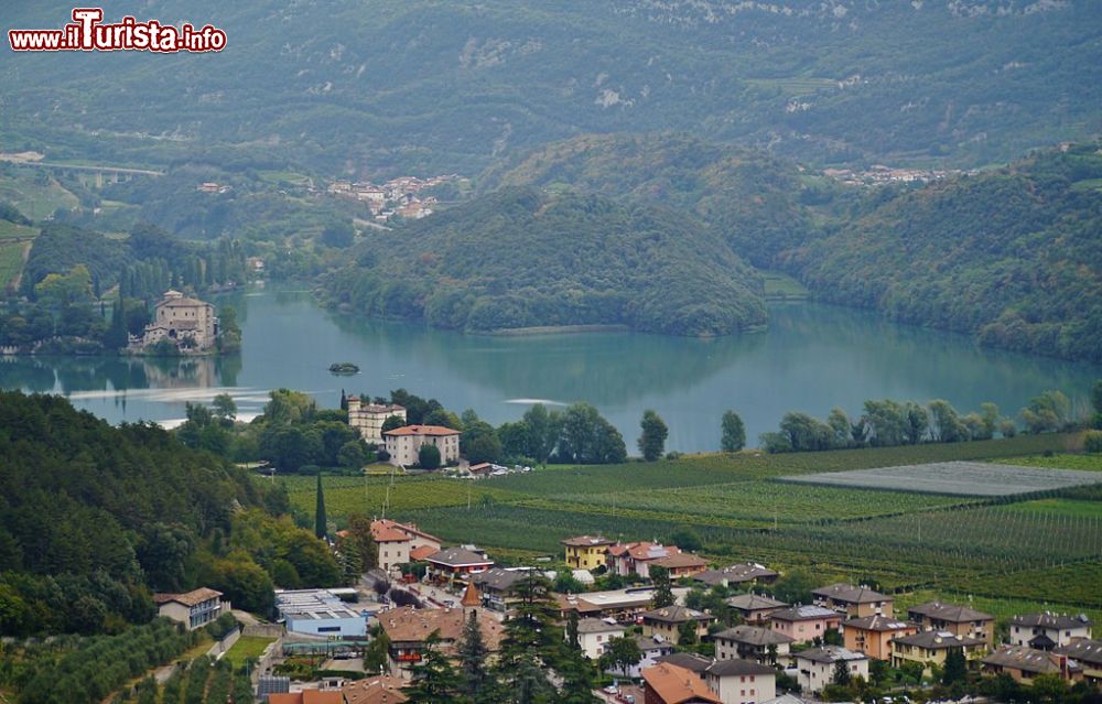 Immagine Il villaggio di Calavino e il lago Toblino, comune di Madruzzo in Trentino