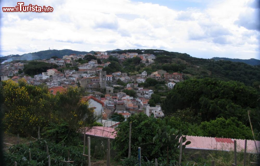 Immagine Il villaggio di Castanea delle Furie sui Monti Peloritani a nord di Messina in Sicilia - © https://mapio.net/pic/p-10856538/Tanino Ranieri / panoramio.com