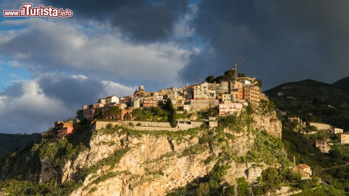 Immagine Il villaggio di Castelmola, Sicilia. Anche con il cielo minaccioso, il panorama sul borgo di Castelmola è uno dei più suggestivi che si possa ammirare in questo angolo di Sicilia. Il punto più elevato del paese si raggiunge percorrendo da Piazza Sant'Antonio un sentiero che porta sino ai ruderi di un castello