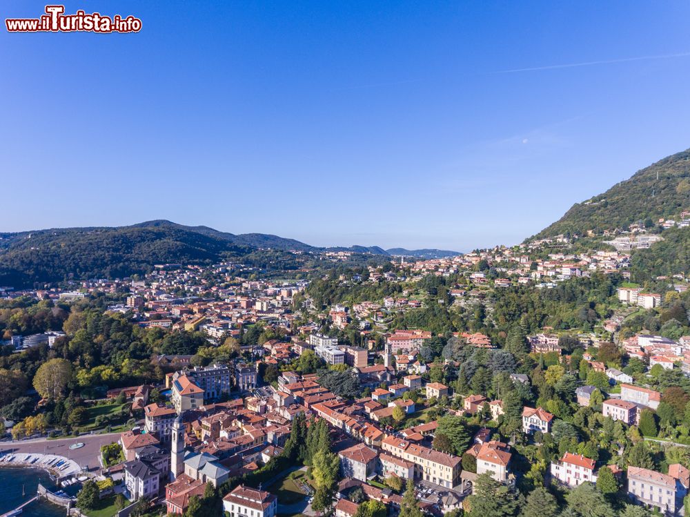 Immagine Il villaggio di Cernobbio, destinazione turistica sul lago di Como (Lombardia). Questo è un piccolo gioiello incastonato fra la riva occidentale del Lario e il panoramico Monte Bisino.