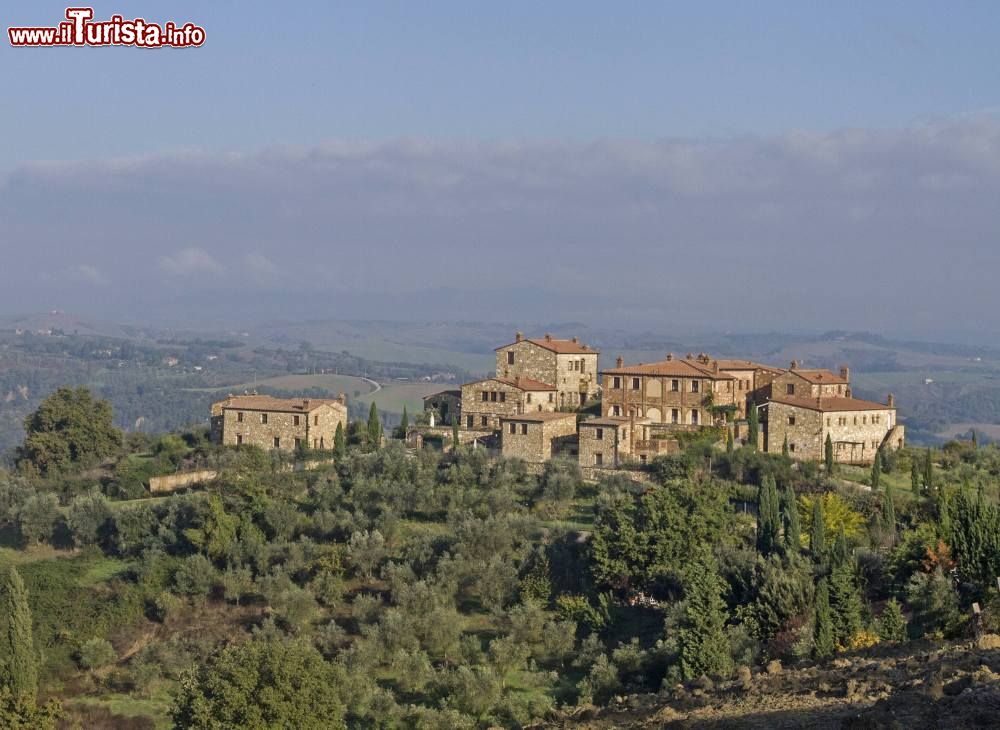 Immagine Il VIllaggio di Chiusure tra le Crete Senesi in Toscana