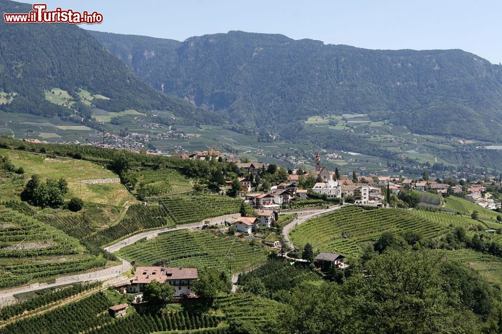 Immagine Il Villaggio di Dorf Tirol (Tirolo) in Alto Adige - © Herbert Ortner, CC BY 2.5, Wikipedia