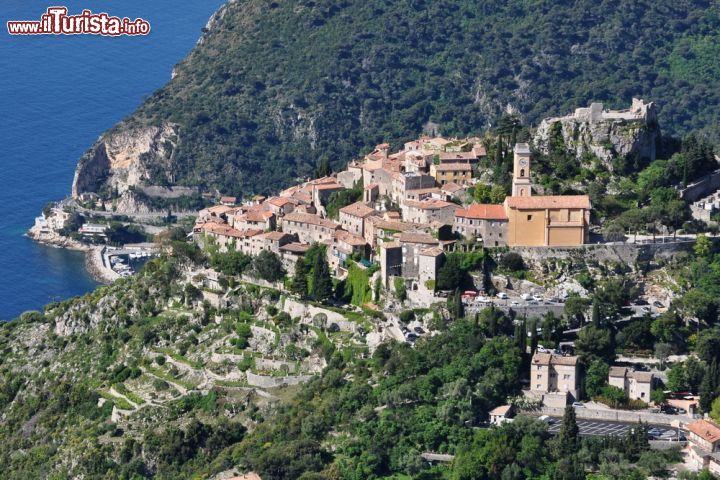 Immagine Il villaggio di Eze in Costa Azzurra, Francia, visto dall'alto. Questa meraviglia a picco sul mare si trova sulla "corniche" che da Villefranche porta a Montecarlo. Eze è un paesino medievale in pietra che ha saputo stregare personaggi celebri fra cui Friedrich Nietzsche - © Arthur R. / Shutterstock.com