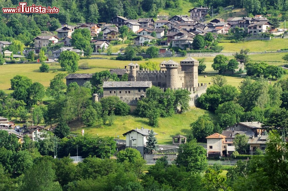 Immagine Il villaggio di Fenis ed il Castello medievale: 