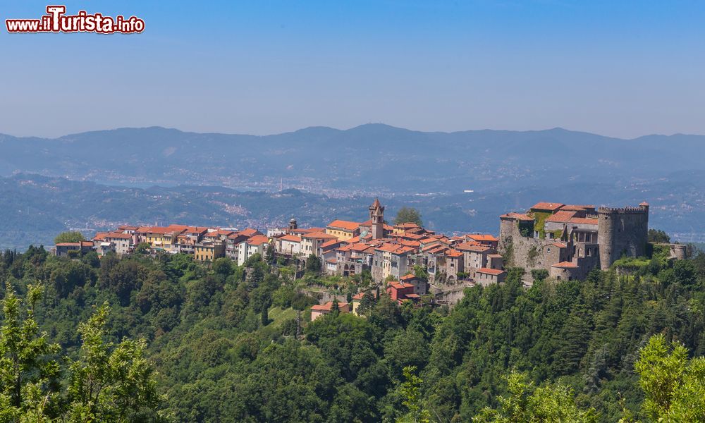 Immagine Il villaggio di Fosdinovo in Lunigiana e il suo castello, siamo nella regione Toscana  - © wsf-s / Shutterstock.com