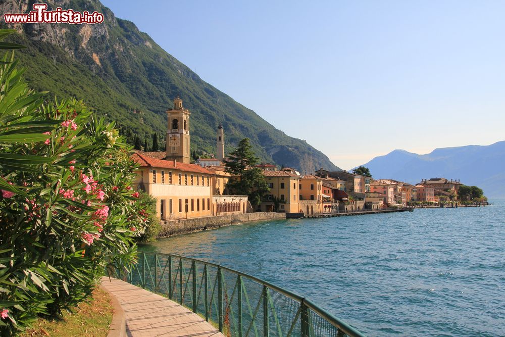 Immagine Il villaggio di Gargnano si rispecchia nelle acque del lago di Garda, Lombardia, Italia.