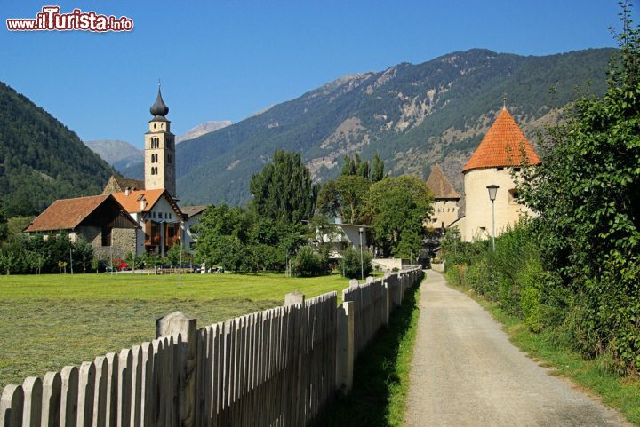 Immagine Panorama sul villaggio di Glorenza, Alto Adige. Gioiello di architettura tardo medievale, Glurns ha avuto nel corso dei secoli grande importanza come fortezza e mercato: ancora oggi la città ospita due importanti fiere, il mercato di San Bartolomeo a Agosto e il Sealamorkt a Novembre