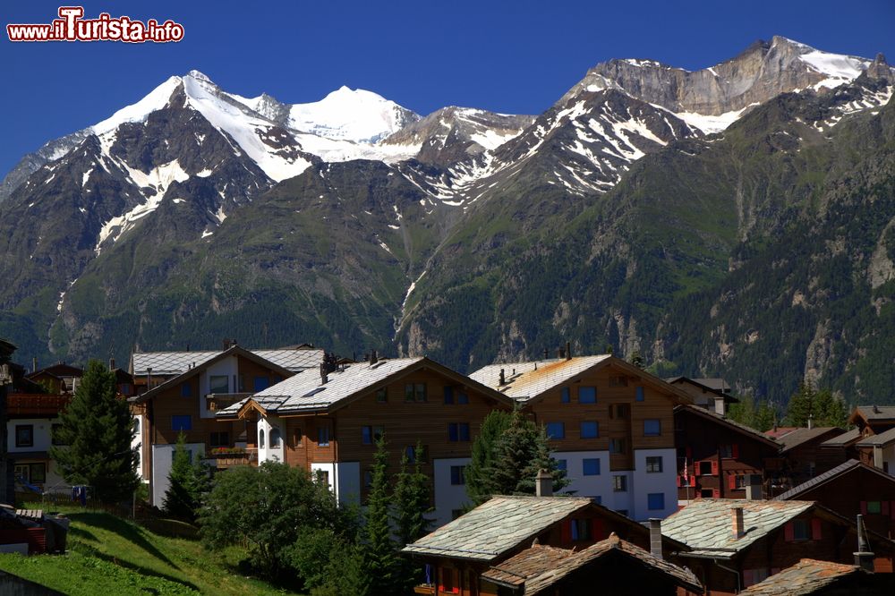 Immagine Il Villaggio di Grachen in Svizzera e sullo sfondo le Alpi del Canton Vallese