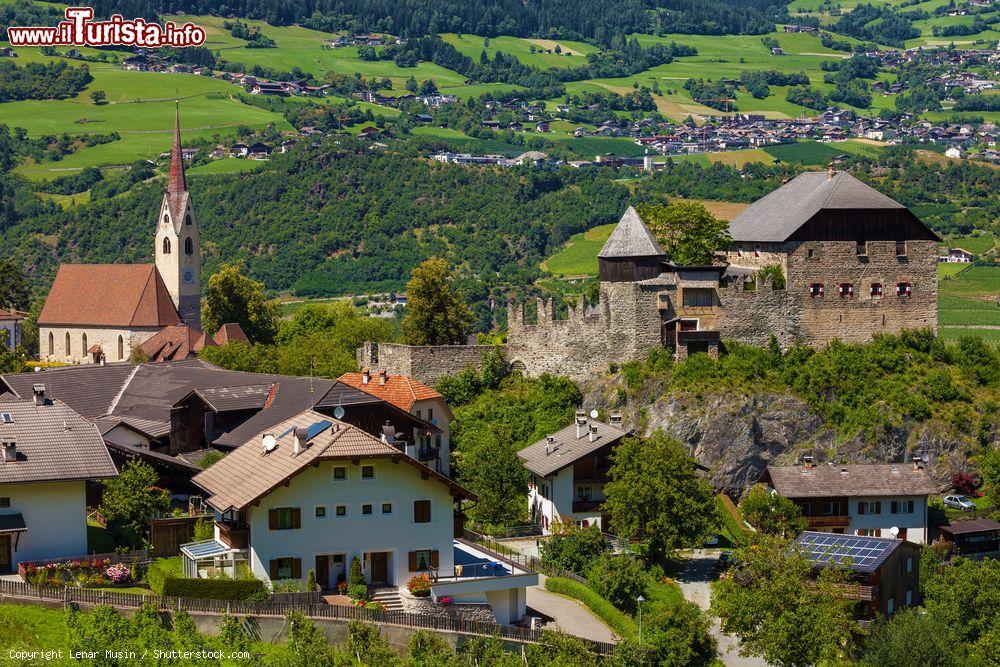 Immagine Il villaggio di Gufidaun vicino a Chiusa in Valle Isarco, Alto Adige - © Lenar Musin / Shutterstock.com