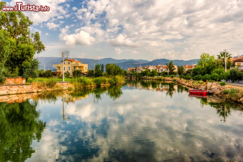 Immagine Il villaggio di Gumuldur sul fiume Azmak non lontano da Izmir in Turchia