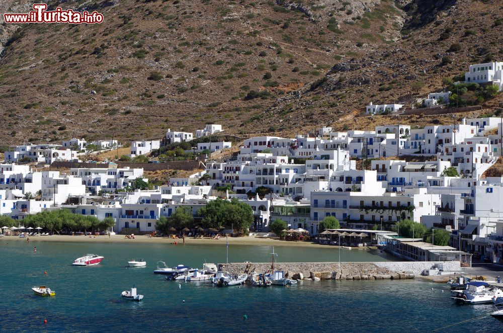 Immagine Il villaggio di Kamares sull'isola di Sifnos, Grecia. La località cominciò a svilupparsi attorno al XIX° secolo: porto dell'isola, Kamares è ad oggi l'unico luogo d'accesso a questo territorio delle Cicladi.