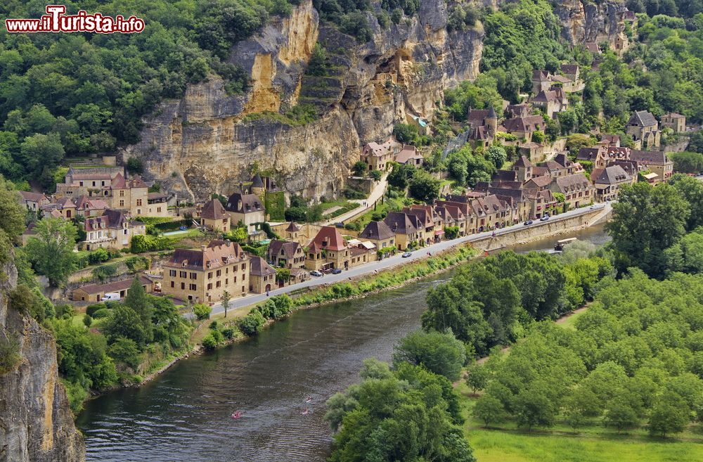 Immagine Il villaggio di La Roque Gageac fotografato dai giardini di Marqueyssac in Francia