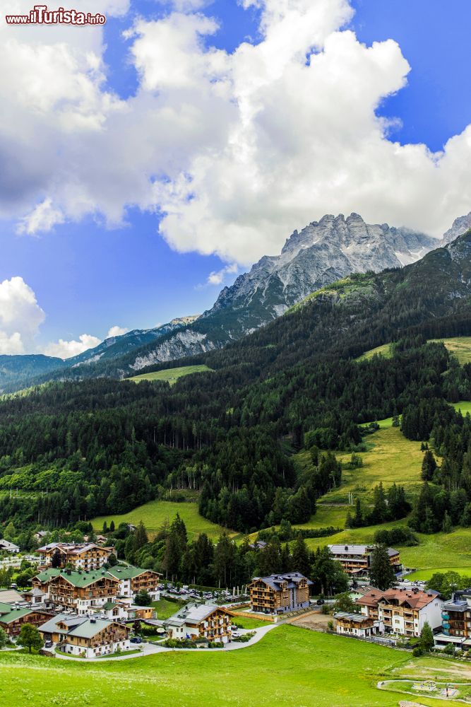 Immagine Il villaggio di Leogang in Austria con le montagne sullo sfondo.