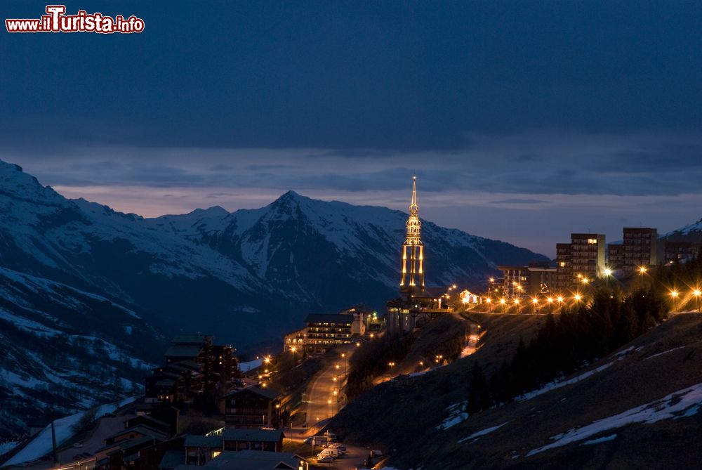 Immagine Il villaggio di Les Menuires, Francia, by night. Questa località si trova a ridosso del confine occidentale italiano e a breve distanza dal tunnel del Frejus.