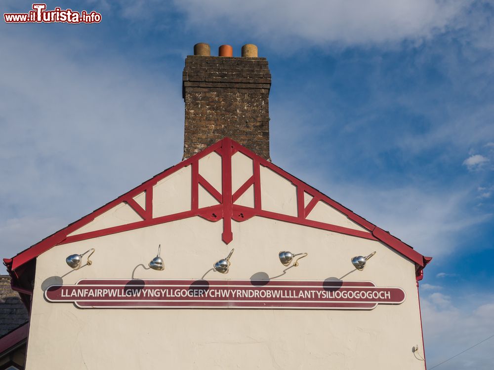 Immagine Il villaggio di Llanfairpwllgwyngyllgogerychwyrndrobwllllantysiliogogogoch sull'isola di Anglesey nel Galles. E' forse il nome più lungo del Regno Unito, uno dei 3 più lunghi nel mondo!