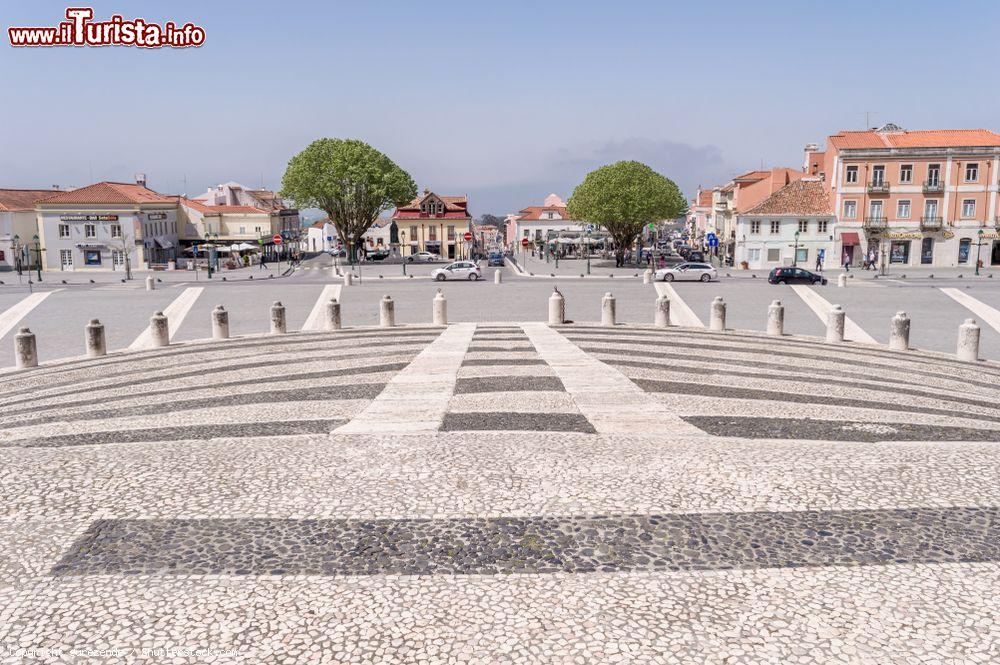 Immagine Il villaggio di Mafra visto dalla Piazza del Palazzo Nazionale, Portogallo. Questa graziosa cittadina portoghese si trova 30 km a nordovest da Lisbona - © gurezende / Shutterstock.com