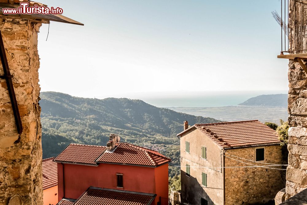 Immagine Il villaggio di montagna di Fosdinovo in Toscana, la vista dal castello in direzione sud
