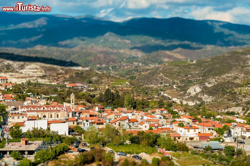 Immagine Il villaggio di Omodos sui Monti Troodos, isola di Cipro, visto dall'alto delle colline.