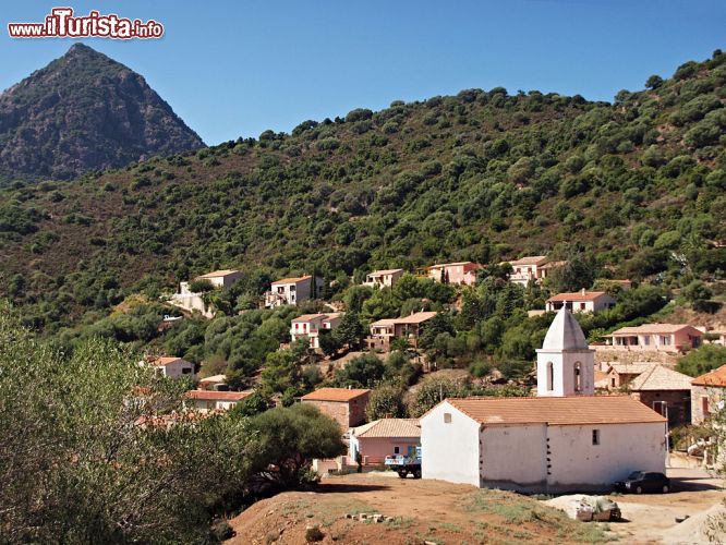 Immagine Il villaggio di Osani si affaccia sul selvaggio golfo di Girolata lungo la costa ovest della Corsica - © Pierre Bona - CC BY-SA 3.0 - Wikipedia