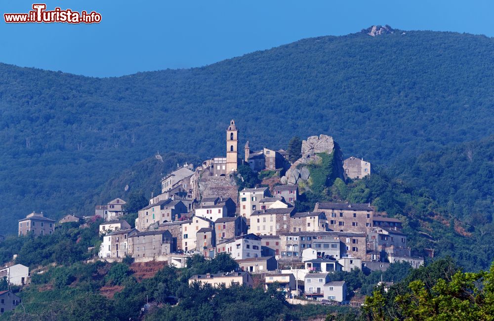 Immagine Il villaggio di Penta arroccato sulle montagne della regione di Casinca, in Corsica
