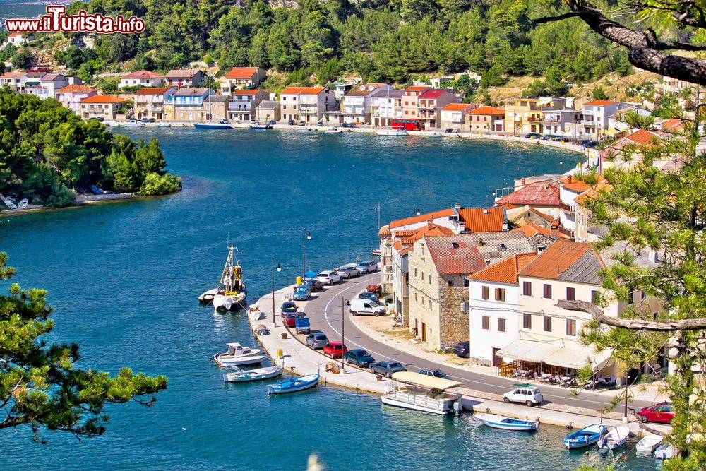 Immagine Il villaggio di pescatori di Novigrad, Croazia: cresciuto sulla sua piccola penisola, Novigrad ha mantenuto la sua forma medievale con strade strette e tortuose e piccole botteghe.