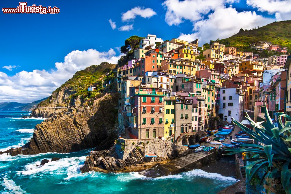 Immagine Il villaggio di pescatori di Riomaggiore in Liguria, tra le rocce delle Cinque Terre