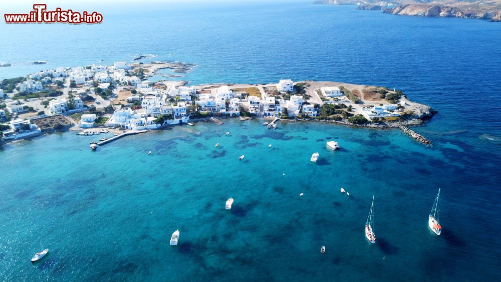 Immagine Il villaggio di Polonia (Milos) fotografato dall'alto con un drone: siamo nei pressi dell'isola di Kimolos, nelle Cicladi.