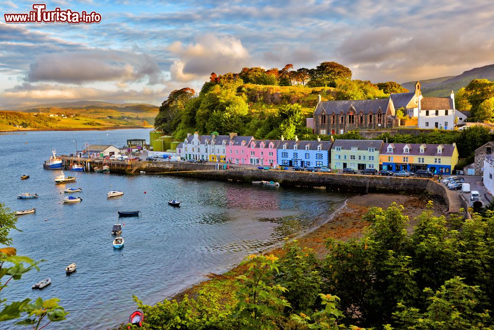 Immagine Il villaggio di Portree, prima del tramonto, sull'Isola di Skye, coste occidentali della Scozia.