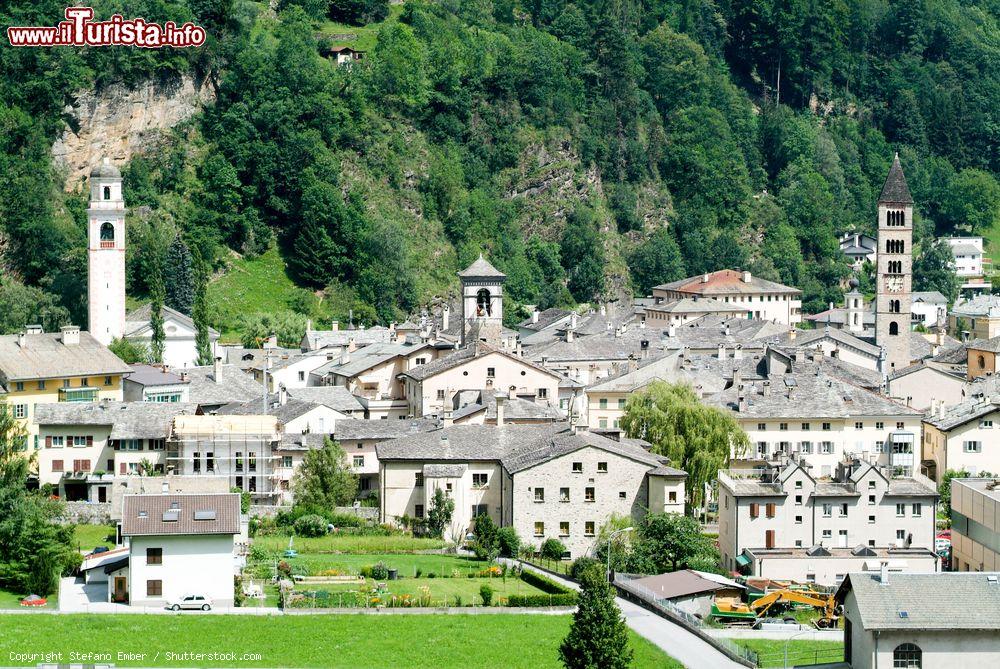 Immagine Il villaggio di Poschiavo in Svizzera, dalle tipiche case con il tetto in lastre di pietra - © Stefano Ember / Shutterstock.com