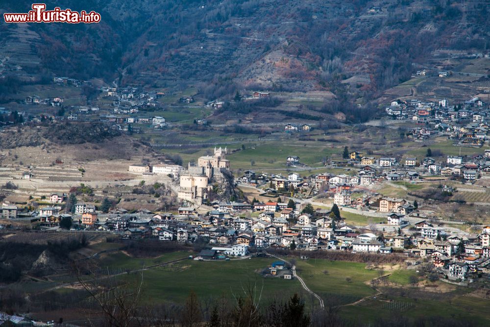 Immagine Il villaggio di Saint Pierre in Valle d'Aosta. Sorge sulla sinistra orografica della Dora Baltea a 731 metri di altitudine.