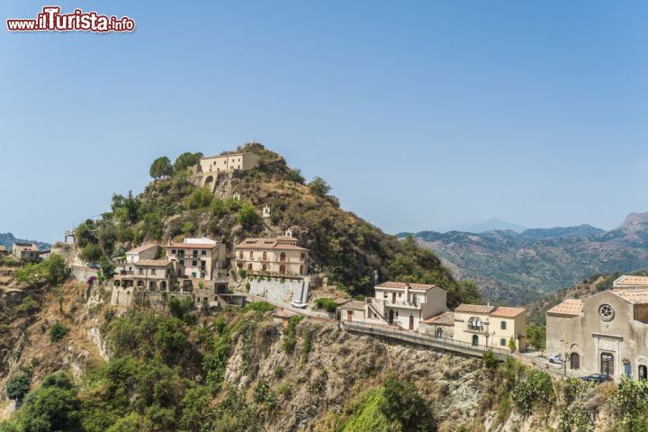 Immagine Il villaggio di Savoca sulle montagne della provincia di Messina - © RubinowaDama / Shutterstock.com