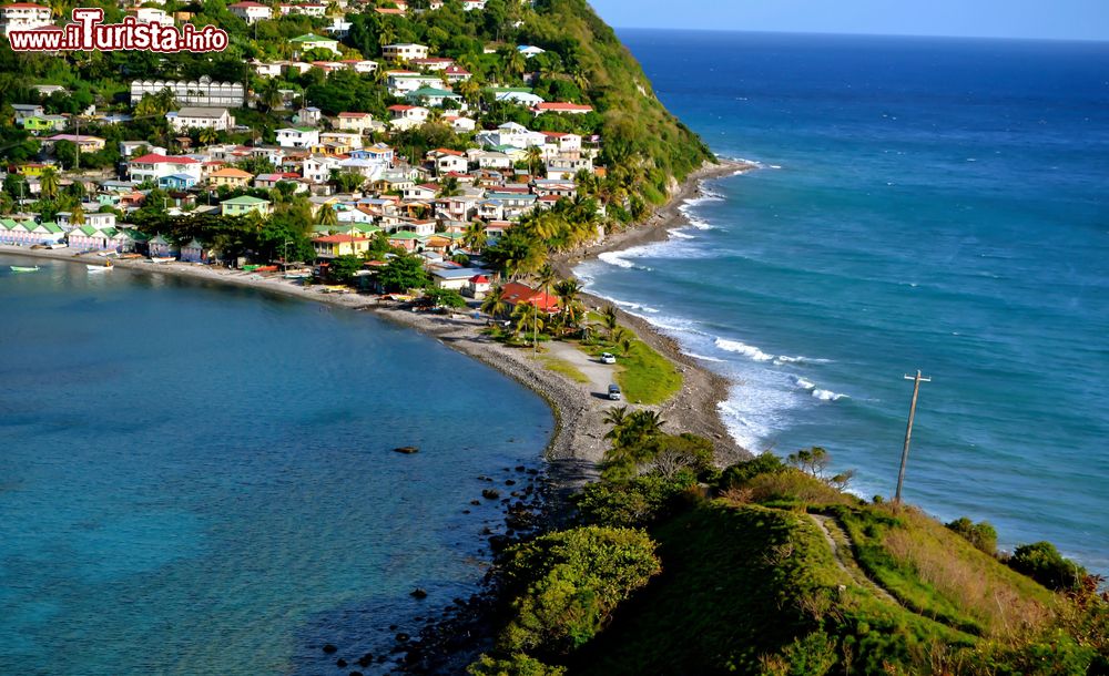 Immagine Il villaggio di Scotts Head a Dominica, America del Nord. Siamo sulla costa sud-occidentale dell'isola: questo grazioso paesino si affaccia sulla baia di Soufrière, riserva marina protetta. E' un luogo popolare anche per le immersioni e lo snorkeling.