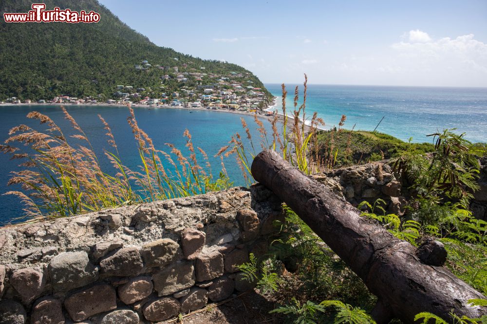 Immagine Il villaggio di Scotts Head sull'isola di Dominica, arcipelago delle Piccole Antille. E' un luogo popolare per lo snorkeling e le immersioni per i turisti.