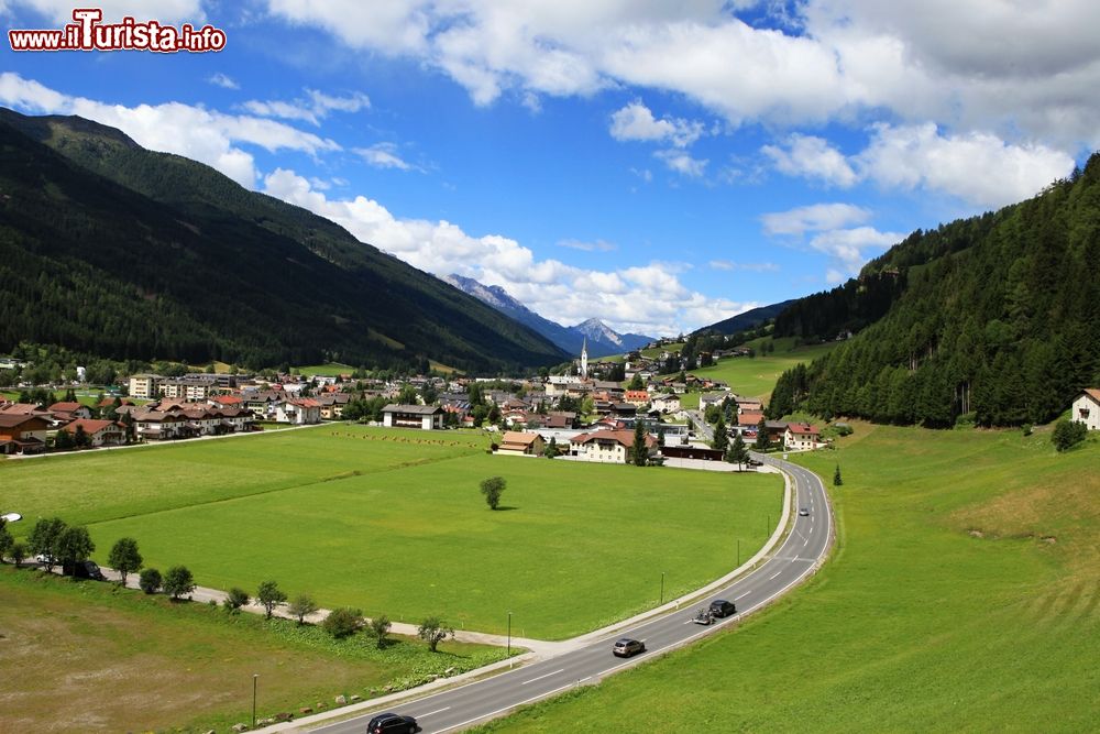 Immagine Il villaggio di Sillian, Tirolo, visto dall'alto (Austria). Per il paese passa una delle ciclabili più importanti d'Europa: la ciclabile della Drava.