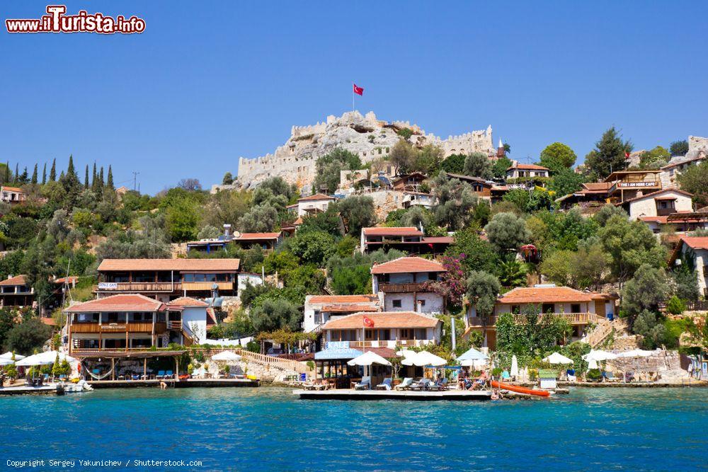 Immagine Il villaggio di Simena (Kekova) con il castello sulla cima della collina (Turchia) - © Sergey Yakunichev / Shutterstock.com