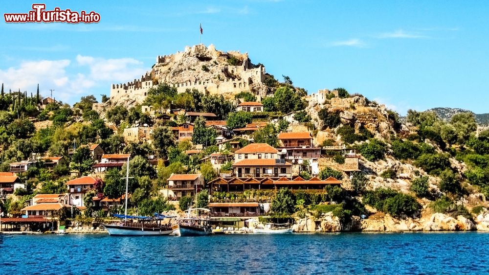 Immagine Il villaggio di Simena sulle rive del Mare Mediterraneo nell'area di Kekova, provincia di Antalia.