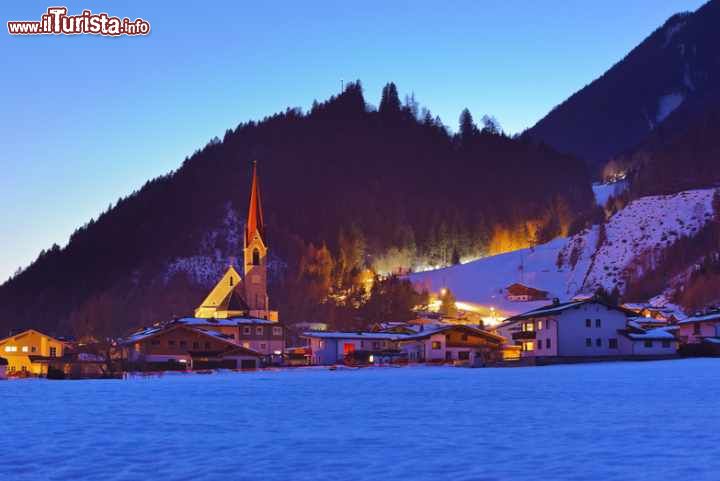 Immagine Ripresa notturna di Stans, un piccolo villaggio nel cuore delle alpi tirolesi - in questa meravigliosa fotografia, piena espressione delle bellezze dei paesaggi di montagna, possiamo ammirare Stans, comune tirolese di poco più di mille abitanti, famoso soprattutto per il meraviglioso belvedere di Stanserhorn.  - © Tatiana Popova / Shutterstock.com