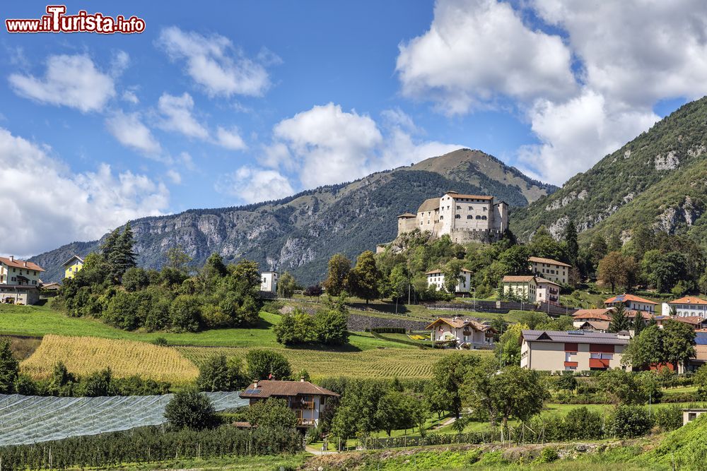 Immagine Il villaggio di Stenico con il castello in posizione dominante: siamo in Trentino