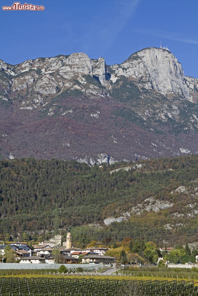 Immagine Il villaggio di Terlago sulle Alpi. Siamo in Trentino nel comune di Vallelaghi, sullo sfondo i contrafforti della Paganella