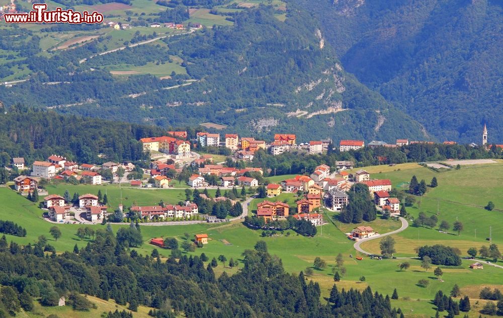 Immagine Il villaggio di Tonezza del Cimone sulle Prealpi della provincia di Vicenza in Veneto