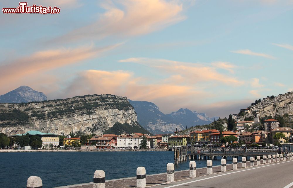 Immagine Il villaggio di Torbole di prima mattina visto da strada Gardesana (Trentino Alto Adige). Torbole è la sede municipale affacciata sulle sponde del lago di Garda.