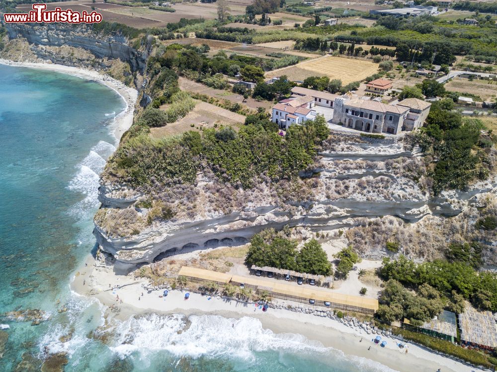 Immagine Il villaggio di Torre Marino a Ricadi visto dall'alto con scogliere e rocce: si tratta di una nota località vacanziera della Calabria.