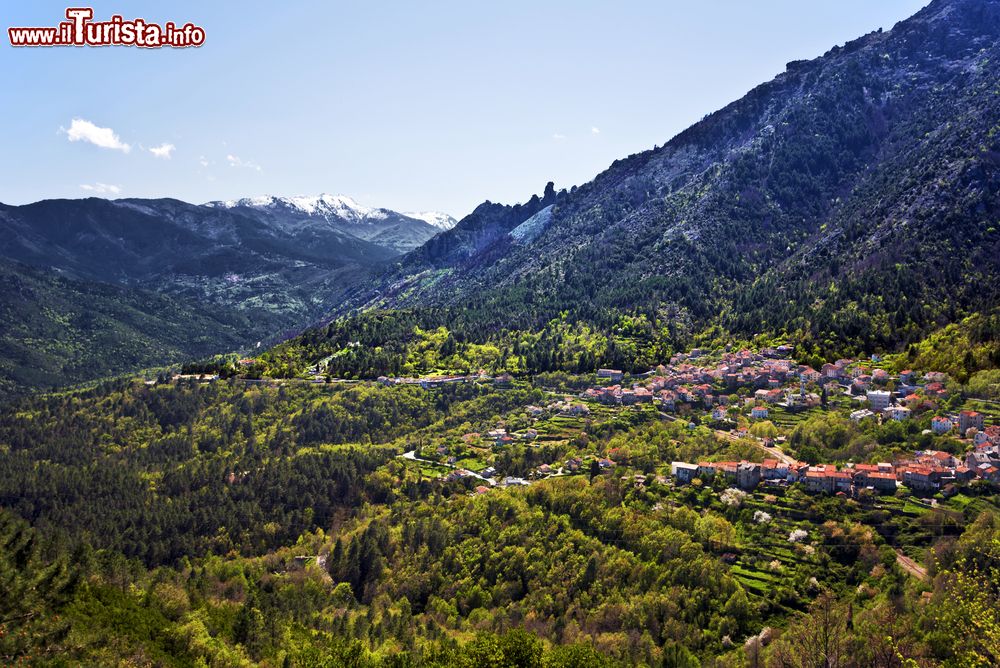 Immagine Il villaggio di Venaco sulle colline di Monte Rotondo, Corsica. Questa località è composta da due borghi, Serraggio e Lugo. E' rinomato per i prodotti locali di latte di pecora e per le trote.