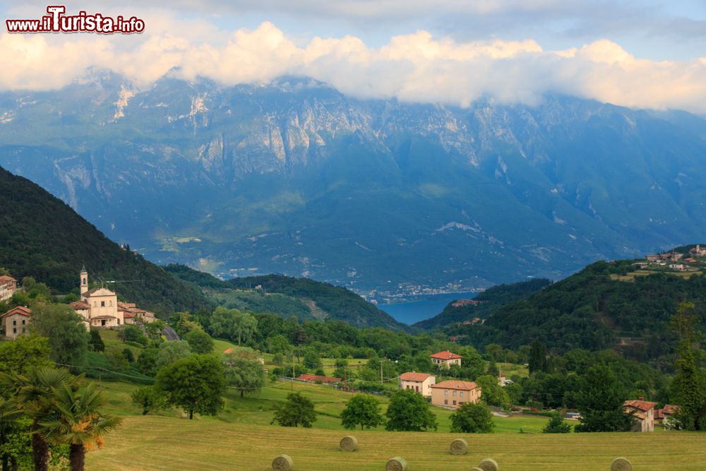 Immagine Il villaggio di Vesio a Tremosine e il Lago di Garda in basso