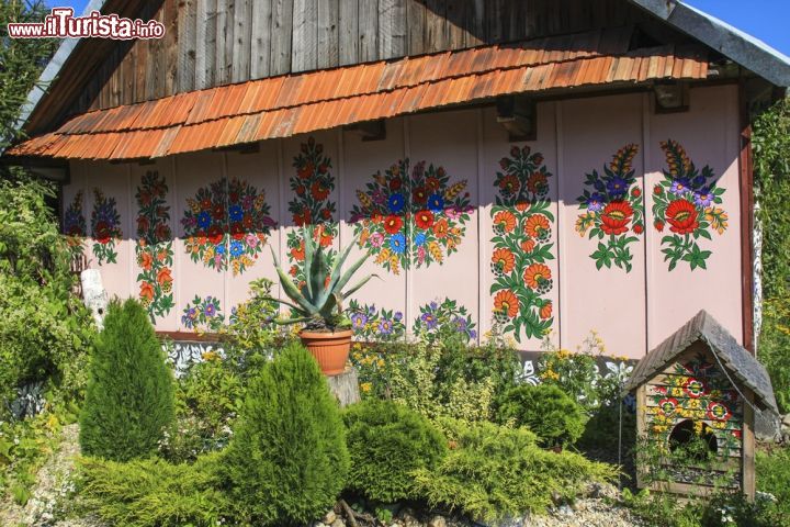 Immagine Il villaggio dipinto di Zalipie si trova 35 km a nord di Turnow e 100 km a nord-est della città di Cracovia, nella Polonia meridionale - foto © Agnes Kantaruk / Shutterstock.com