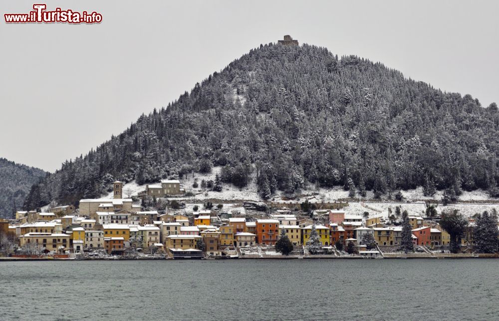 Immagine Il Villaggio e il Lago di Piediluco dopo una nevicata in inverno, Umbria