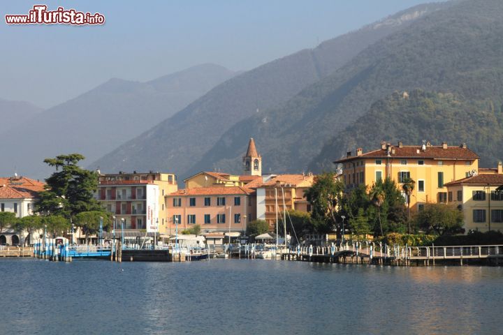 Immagine Iseo (Lombardia) vista dal lago. Ogni anno migliaia di turisti raggiungono la cittadina bresciana per godersi le vacanze - foto © mary416 / Shutterstock.com